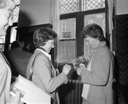 880616 Afbeelding van het bezoek van Joan Mondale (rechts, echtgenote van de Amerikaanse vicepresident Walter Mondale) ...